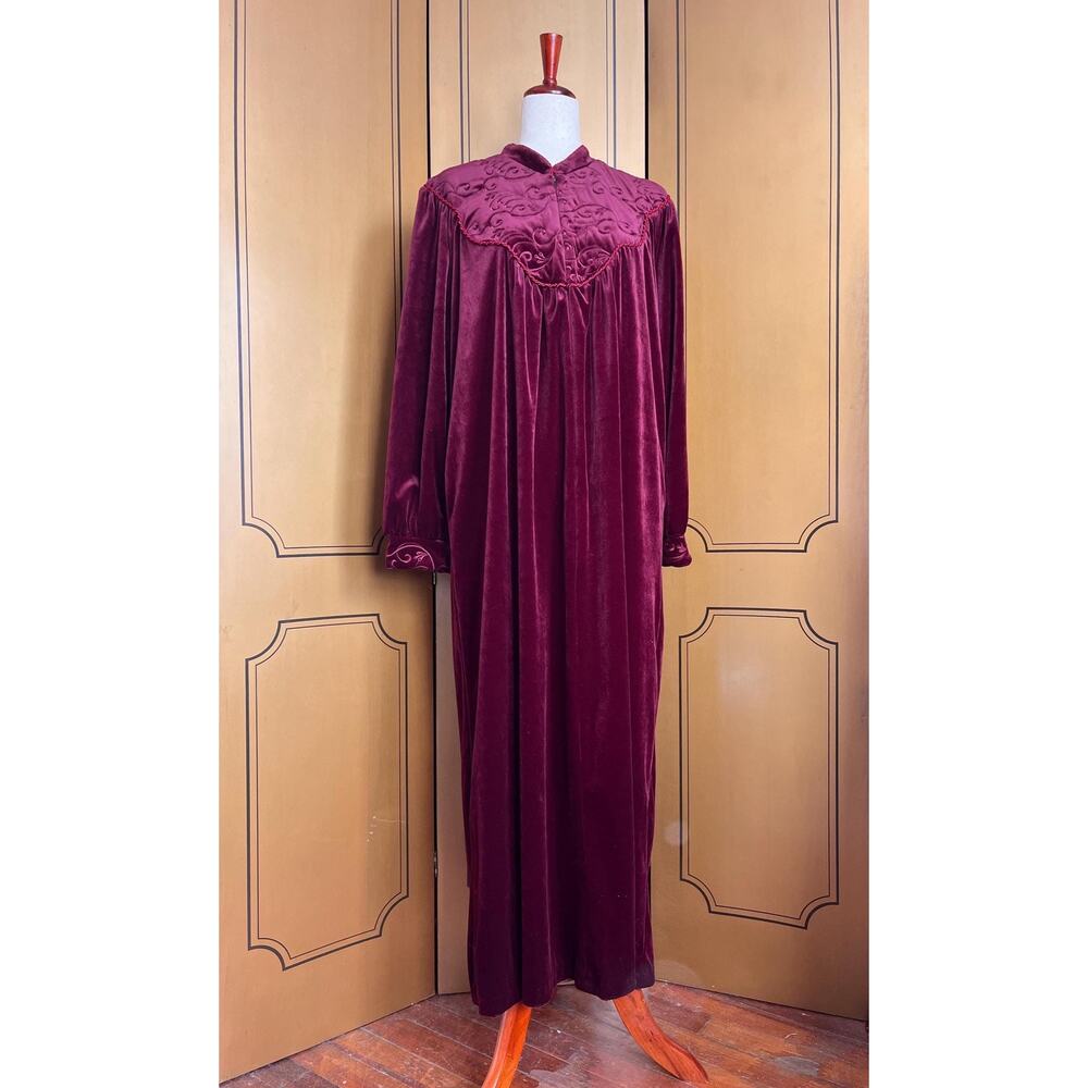 Vintage velvet robe in burgundy, size L